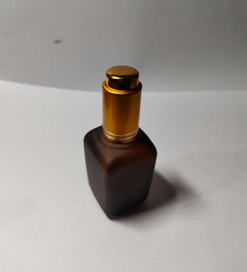 CP7250 30ml Amber square frosted glass bottle with golden press pump